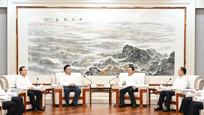 領(lǐng)導(dǎo)班子成員在沈陽(yáng)拜會(huì)遼寧省委書(shū)記、省人大常委會(huì)主任郝鵬，省委副書(shū)記、省長(zhǎng)李樂(lè)成